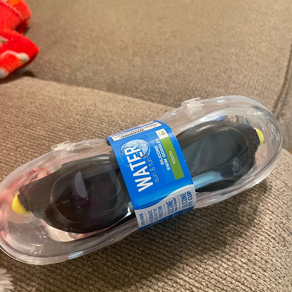 Youth Latex Free Polycarbonate Lens UV Protection Swim Goggles, NWT